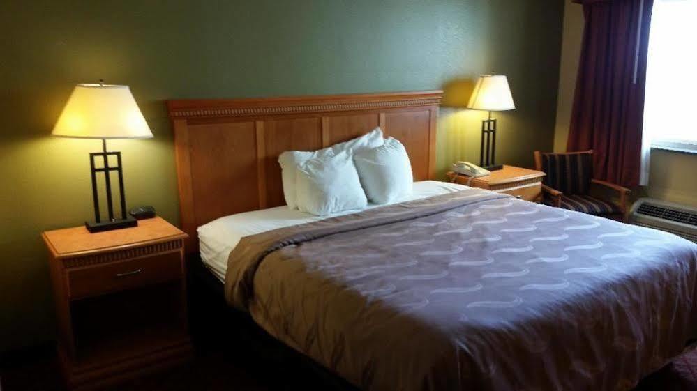 Rodeway Inn South Hutchinson Exteriér fotografie